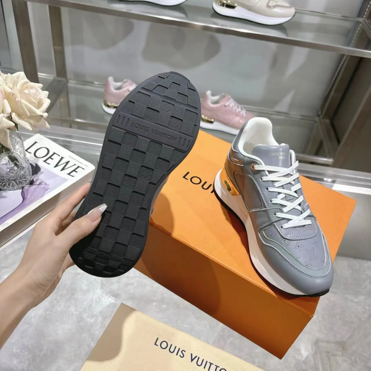[L Family] P: 760💰Size 35-42 for women, 39-46 for men, (41.42 for women, 45.46 for men, customized) .LV Donkey Brand 🔥🔥LOUIS VUITTON Louis Vuitton's official website synchronizes the 2025 autumn and winter couple's models, which are now on the market, this Neo Run Away sneakers are inspired by running shoes, integrating LV's iconic must-have shoes into the trend. This version is a 1:1 replica of the original version. It is made of two-tone calfskin to highlight its simple lines and unique wedge outsole. Key details include the LV initials on the side and an engraved gold heel stabilizer on the back plus a 2cm hidden insole.